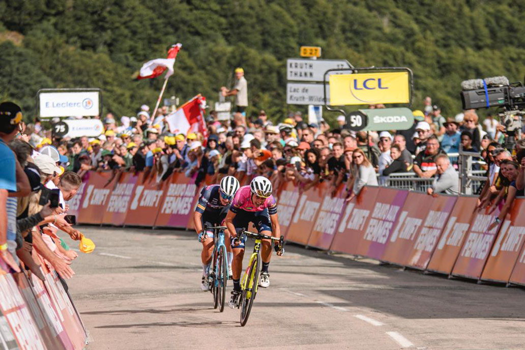 bikenewsPhoto's tweet photo. Silvia Persico, continua la favola: è sesta nella tappa regina del Tour de France @valcar #valcar @ciclofanaticos #tourdefrancefemmes @bikenewsPhoto #cyclingnews #cyclingnews https://t.co/wvNLiJ7aXP https://t.co/fVq2z8A9Mp