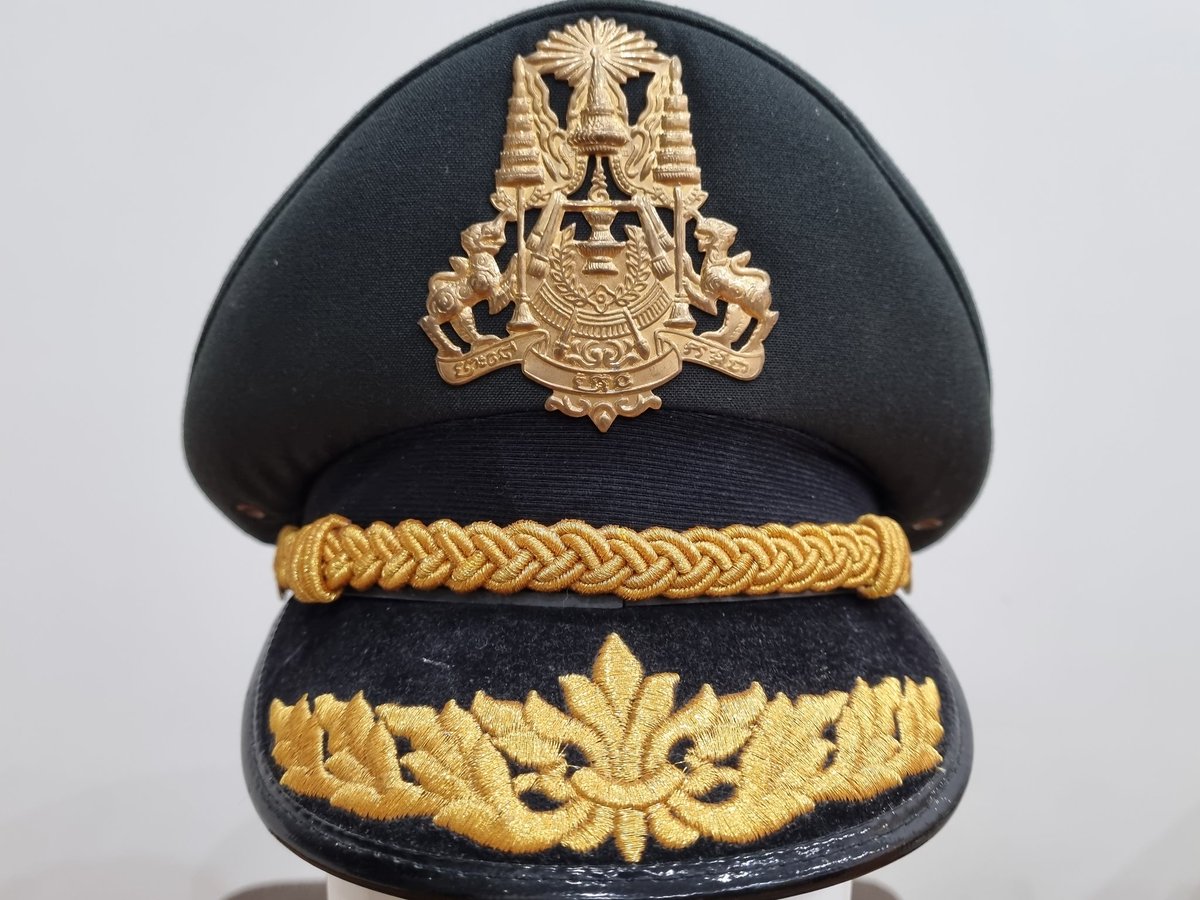 comradecuong's tweet photo. From ☞ https://t.co/HcxLRcNbMH ☜
•
Closed up of my modern day Royal Cambodian Army cap for Major to Colonel Rank 😃
•
#Cambodia #Army
#VisorCap #Фуражка
#PlattePet #Berretto
#PeakedCap #Кашкети
#制帽 #군대정모 #大盤帽
#Cascheta #Schirmmütze
#Casquettes #Sapka
#Czapka #Kappe https://t.co/1XkzH2O9Cj
