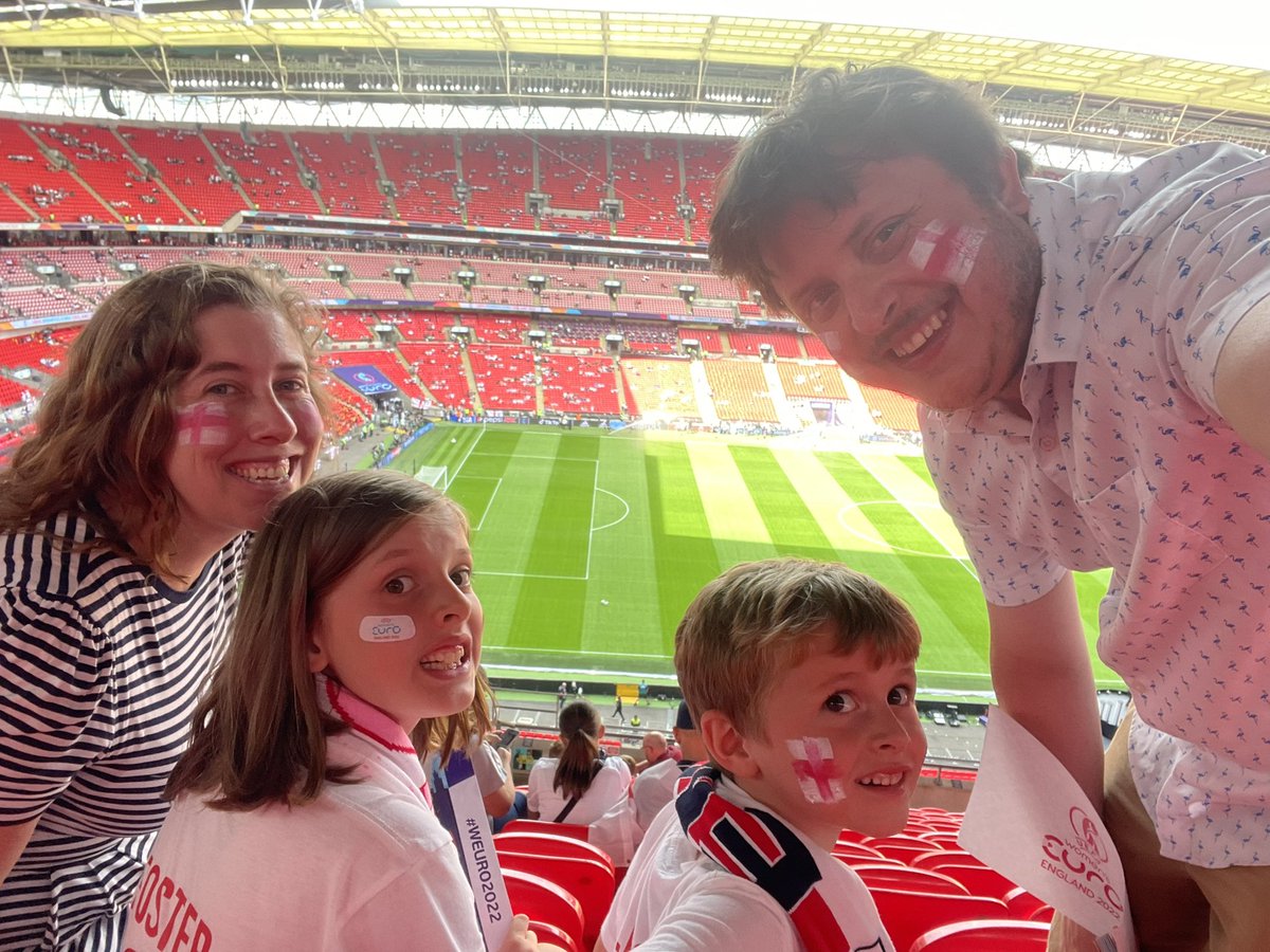 England ready! Come on <a href="/Lionesses/">Lionesses</a>! #WEURO2022