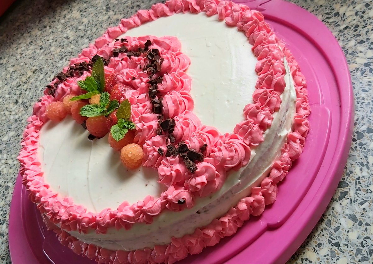 Puncoskka's tweet photo. Nedělní red velvet
Challenge accepted. 😋🤩
#nedele #pecenijehra #dortik #kitchen #Weekender #photo https://t.co/KJ3HT38LPy