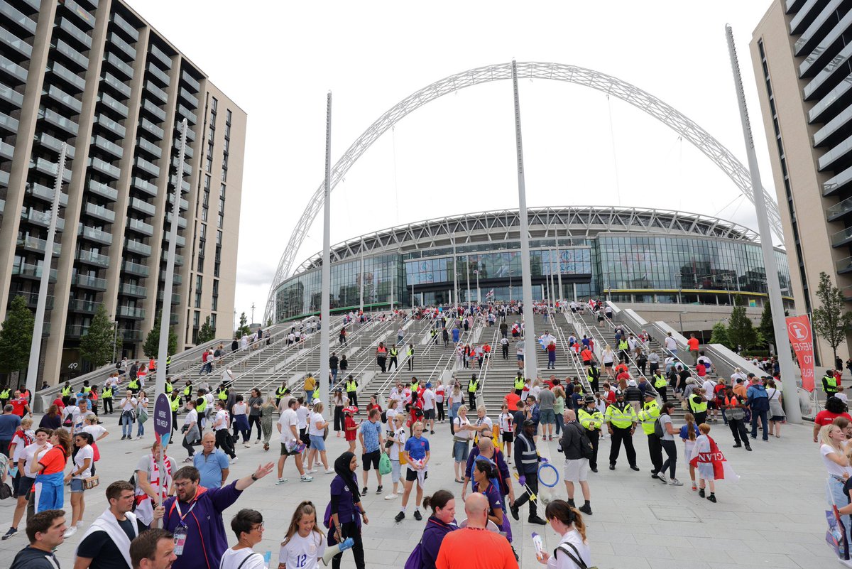 EnglandExtra's tweet image. The Final of the Women’s Euros vs the Final of the Men’s Euros