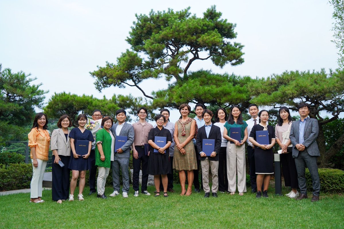 Joan_ned's tweet photo. Awarded 14 bright 🇰🇷Korean students last week with an “Orange Tulip Scholarship”. Happy moment with the proud parents! Students excited to go to the 🇳🇱Netherlands: Wageningen, Amsterdam, Tilburg. Wishing them lots of luck ánd fun!#studyinthenetherlands https://t.co/cTkCMnKFur