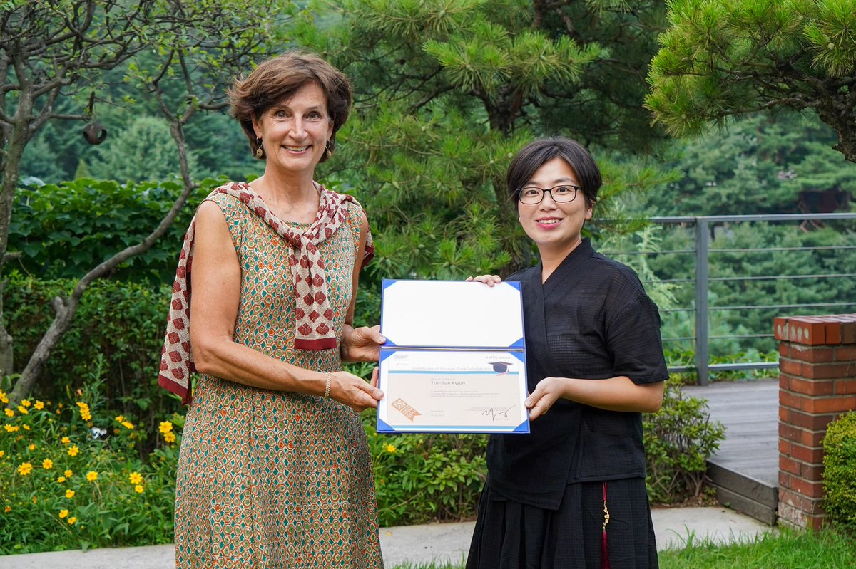 Joan_ned's tweet photo. Awarded 14 bright 🇰🇷Korean students last week with an “Orange Tulip Scholarship”. Happy moment with the proud parents! Students excited to go to the 🇳🇱Netherlands: Wageningen, Amsterdam, Tilburg. Wishing them lots of luck ánd fun!#studyinthenetherlands https://t.co/cTkCMnKFur