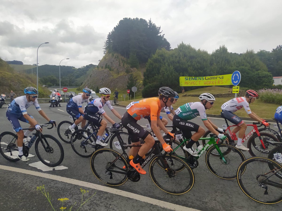 [Eus] Atzo Donostiako Klasikoan, salmenta kasu baten aurrean, lan berme, lan kondizioak mantentzea eta proiektu industrial batengatik borrokan jarraituko dugu. 

#siemensgamesa #siemensenergy #Gamesa #Siemens #ClasicaSanSebastian #donostiaklasikoa