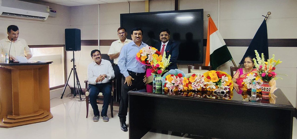 nareshpenumaka's tweet photo. Thank you all as I retire today from Government Service of 35 years in IRS(C&amp;IT) and 2 and 1/2 years in RBI &amp; ONGC 🙏💐God Bless All💐🎉 https://t.co/nQxCkRUA2K