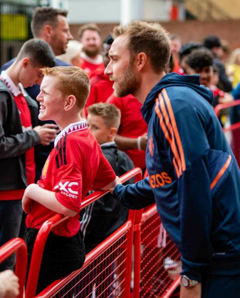 ManUnitedUpd's tweet photo. 🇩🇰 with fans! 🇦🇷

#MUFC | #RayoVallecano https://t.co/QvMHslrVBN