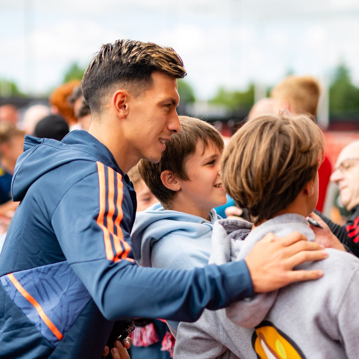 ManUnitedUpd's tweet photo. 🇩🇰 with fans! 🇦🇷

#MUFC | #RayoVallecano https://t.co/QvMHslrVBN