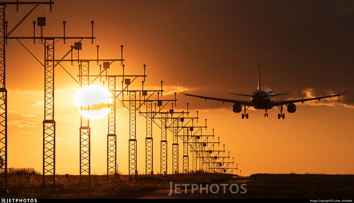 JetPhotos's tweet photo. A Vueling A320 landing in Prague. https://t.co/bQ2vbfrvNK © Lukas_Kristufek https://t.co/wKOmhXc0MP