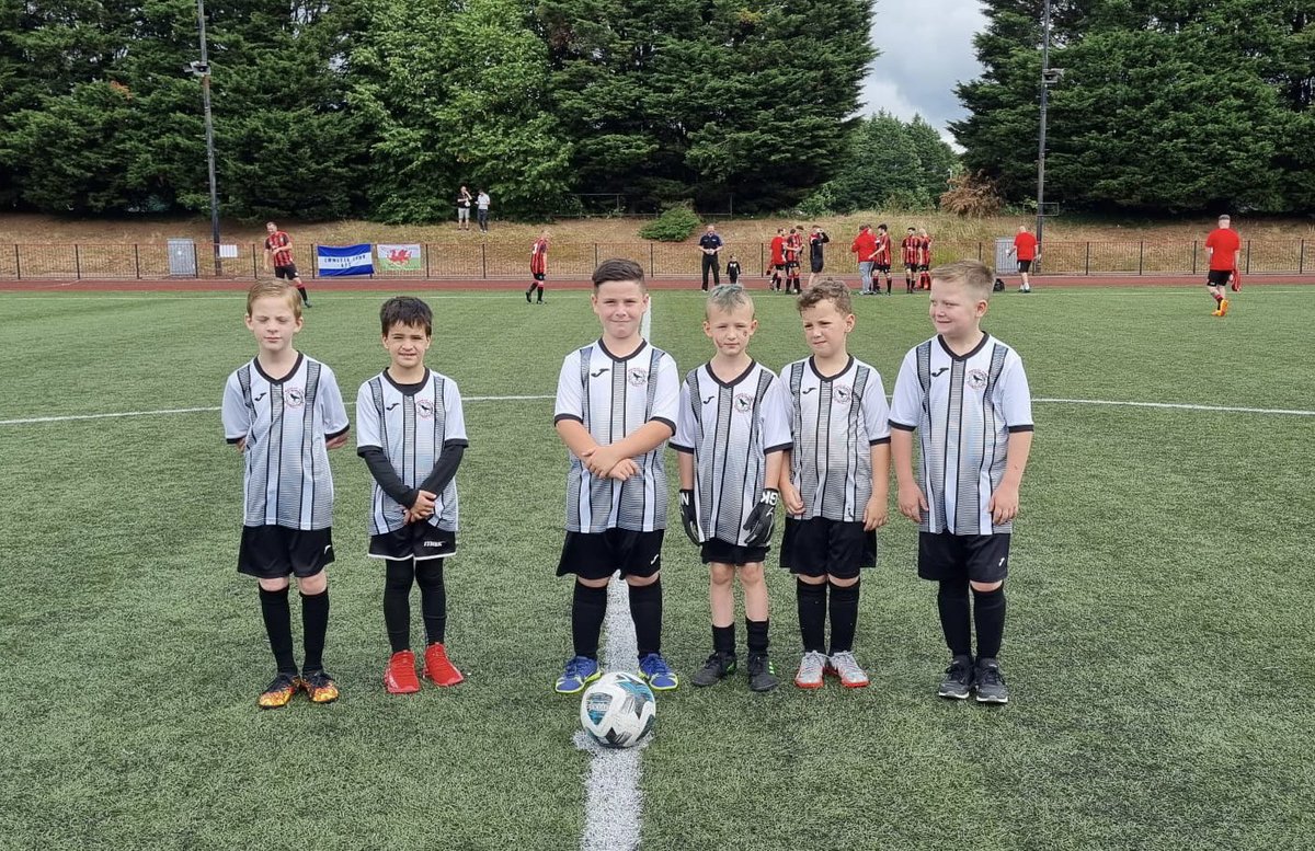 CwmbranTown's tweet photo. A huge thanks to our under 9s for accompanying the senior players to the pitch in yesterday’s #JDWelshCup tie with @nelsoncavsafc 👏👍

#MiniCrows #Crows #OneClub https://t.co/oqF5DSW3K5