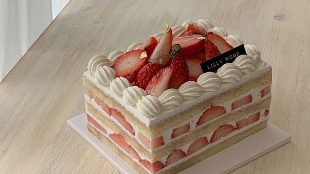 malusokay's tweet image. Strawberry desserts 🤍🍓