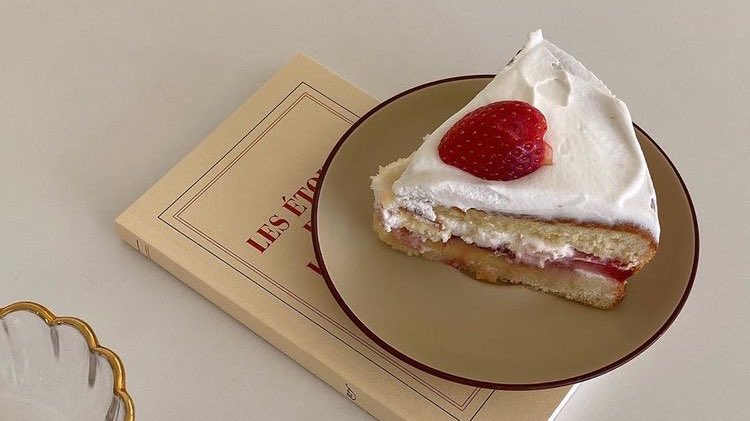 malusokay's tweet image. Strawberry desserts 🤍🍓