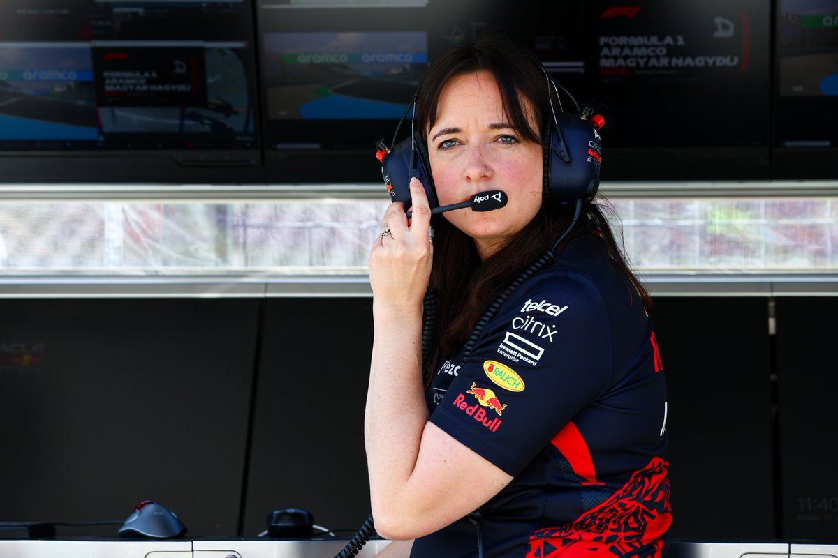 Çok rahat çok profesyonel. 

Hannah Schmitz, Red Bull Strateji Şefi.