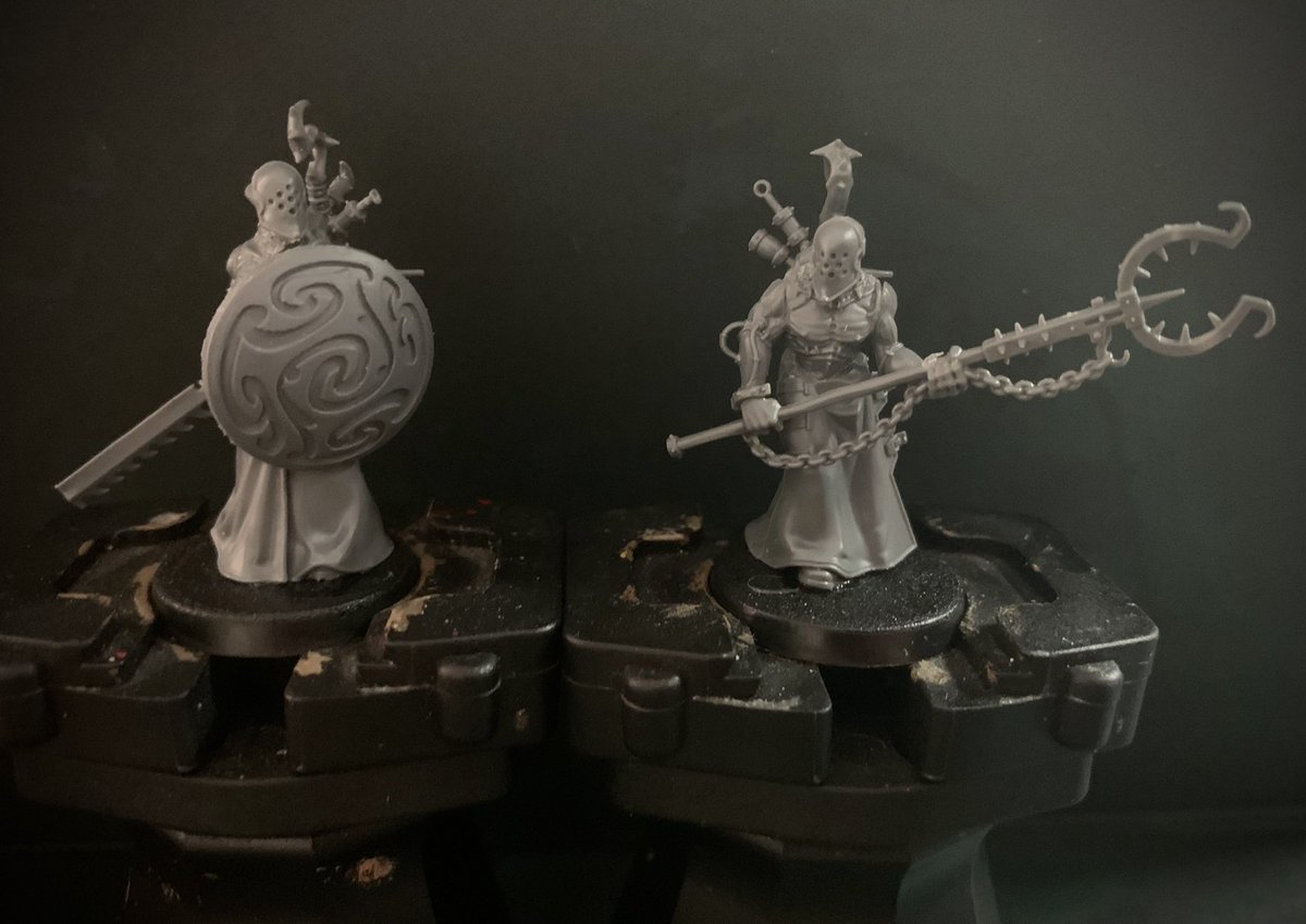 SkySerpent40k's tweet photo. Haemoxytes 2: Electric Boogaloo; two more Haemoxytes join the cell and it’s kitbash central! ⚡️💉
Delaque robes, The Unmade man catcher, Shield is the Cronos Spirit Vortex. Heads reposed.
#haemoxytes #drukhari #wracks #WarhammerCommunity https://t.co/trMFd6v1Q8