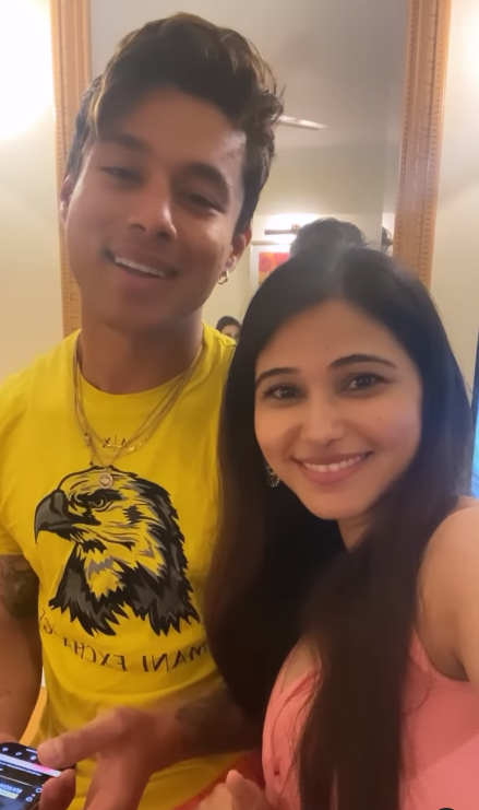 ChotusaMew's tweet photo. pallavi guptaa : Yeh kaisa yes tha ! #PraPal
Reel: https://t.co/TmQaVtTC12
#DolceGabbana #PraBis #GirlfriendWalaTagLele #PratikSehajpal #PratikFam @realsehajpal https://t.co/B37JStOzG6