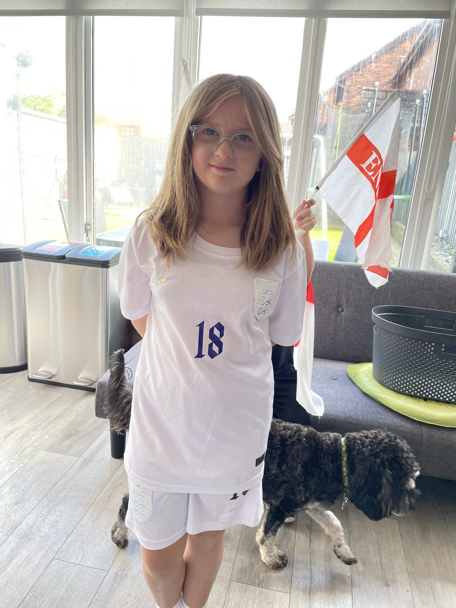 RussellSJ1's tweet photo. @LionessOfficial We are ready for the final 🏴󠁧󠁢󠁥󠁮󠁧󠁿⚽️🏴󠁧󠁢󠁥󠁮󠁧󠁿��️💪🏻 Lets go girls #itscominghome https://t.co/LzA1VABiYB