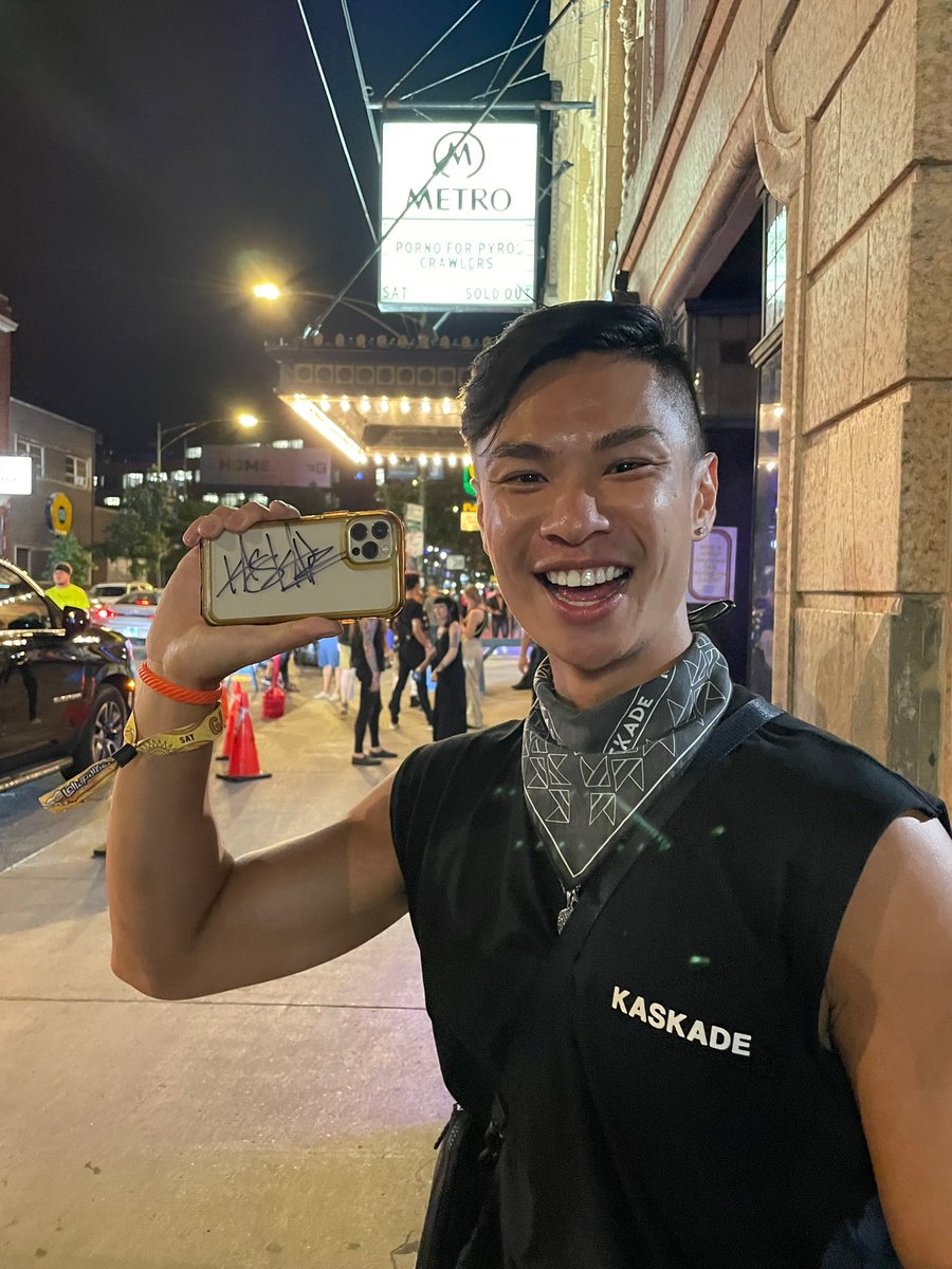 OmgItzTai's tweet photo. Finally got to meet @kaskade and got an autograph #FanGirling https://t.co/ZsqQQGCwnr