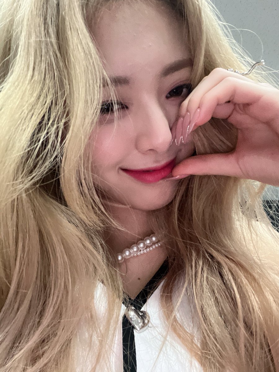 yunaserotonin's tweet photo. shes so cutie ☹️ https://t.co/V3JdHwxzXk