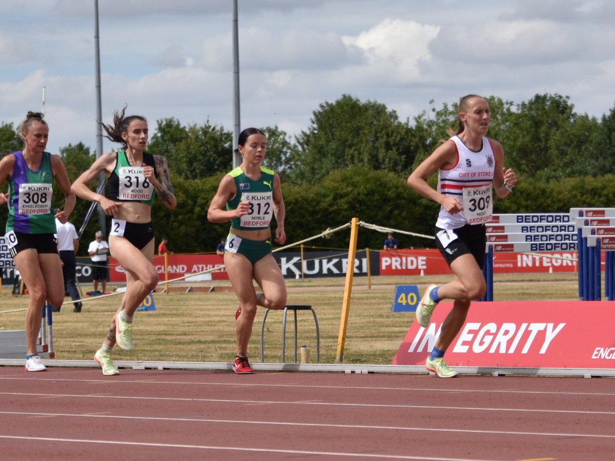 Kate Holt went away to take 5000m gold by 20 seconds with 16:16.24.
