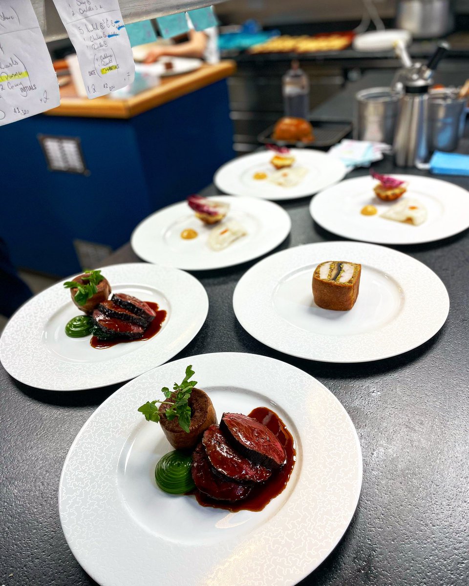 HandFMarlow's tweet photo. Check on…Super Sunday 🍽🧑🏻‍🍳💥 #Sunday #SundayLunch #CheckOn #Roast #Chefs https://t.co/HMyXkM2TZ4
