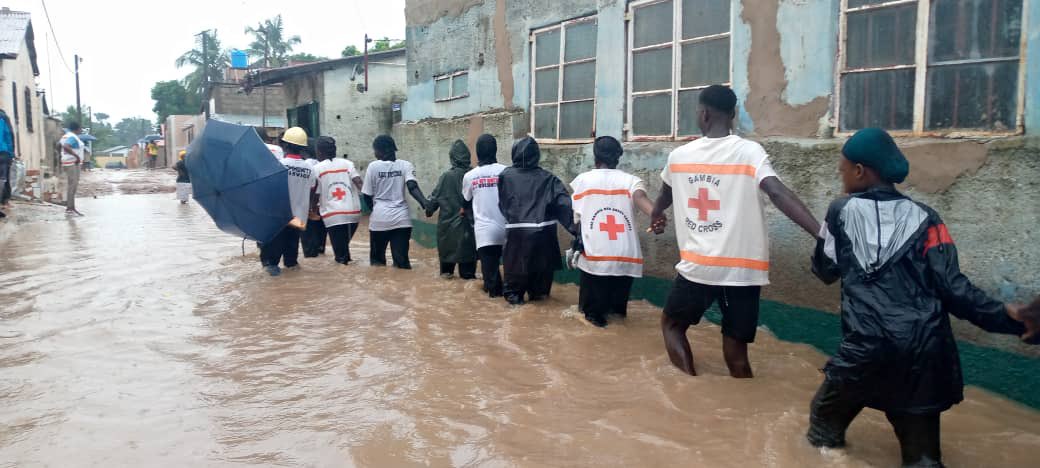 SenghoreAl's tweet photo. @GambiaRedCross this is what our volunteers do in saving lives and protecting the dignity of all. We are responding during the first hours of the devastating floods that affected thousands of people in The Gambia https://t.co/b469eK9482