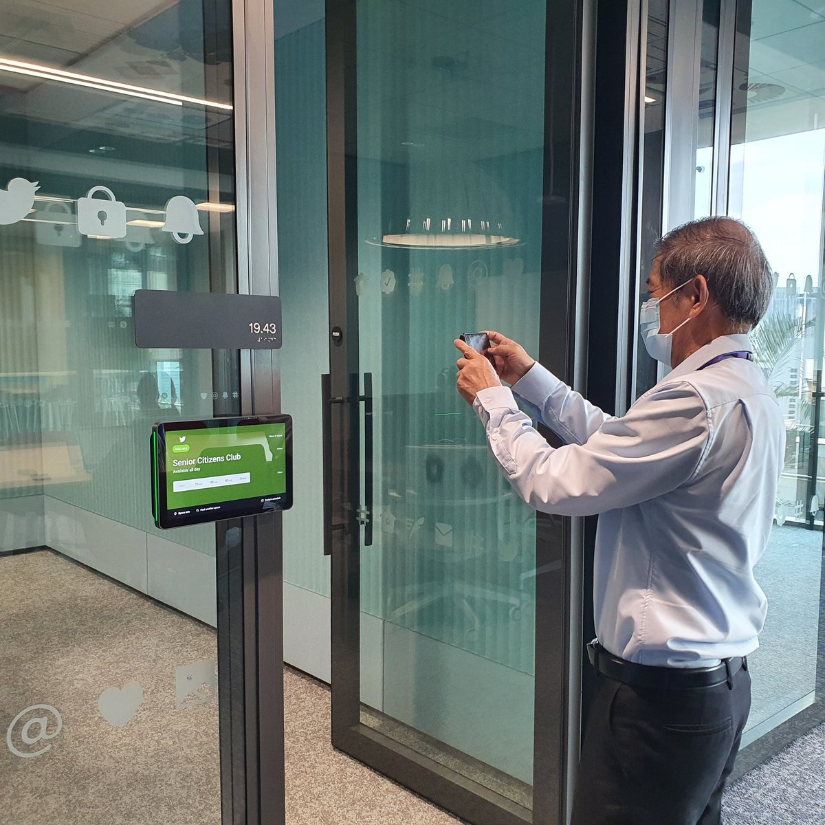 msmeisiew's tweet photo. Repost because dad has a twitter account (and I didnt mention him)
Here's the chairman of the senior citizen club (a.k.a my dad @TohEngLeong1) taking a photo of the senior citizen club meeting room π
#cckscec #chuachukangseniorcitizenexecutivecommittee
#throwbacktofriday https://t.co/SjQWCN1Zzs