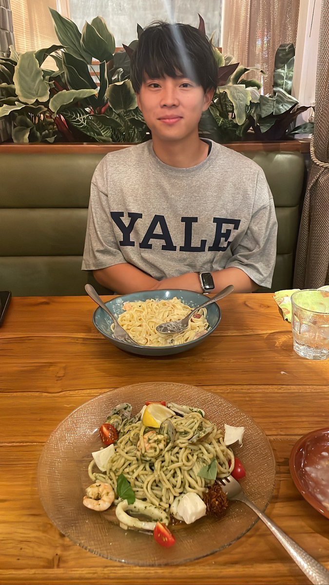 ___iamnpg's tweet photo. キャラメルポップコーンのキャラメルへばりついてるとこほとんど食べさせてくれたからジェノベーゼの上に乗ってる海鮮野菜全部あげた✌️ https://t.co/gv2D5aUgq0