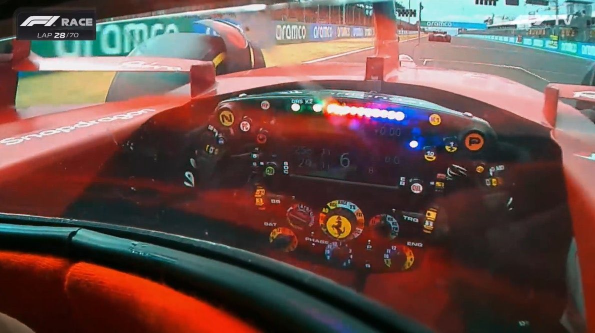 TFormule1's tweet image. En plus de s’être fait chier dessus par Ferrari, Charles Leclerc s’est fait chier dessus par un pigeon.

Une course bien merdique…

#HungarianGP