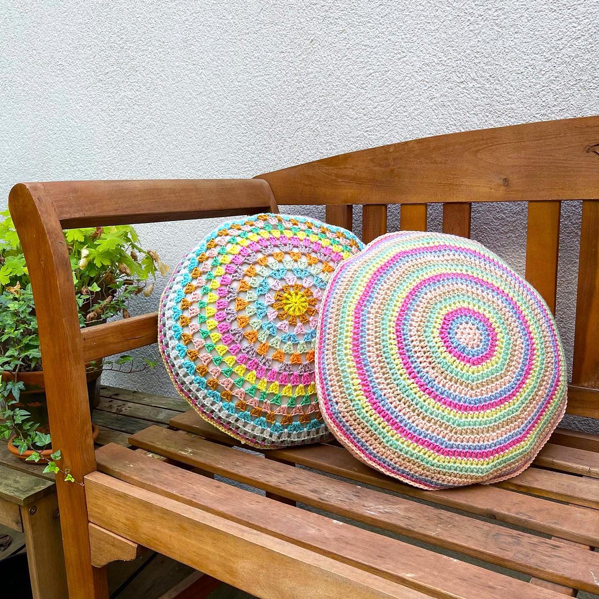 Annemarie's Haakblog: Round Crochet Pillow - Free Pattern annemarieshaakblog.blogspot.com/2022/07/round-…