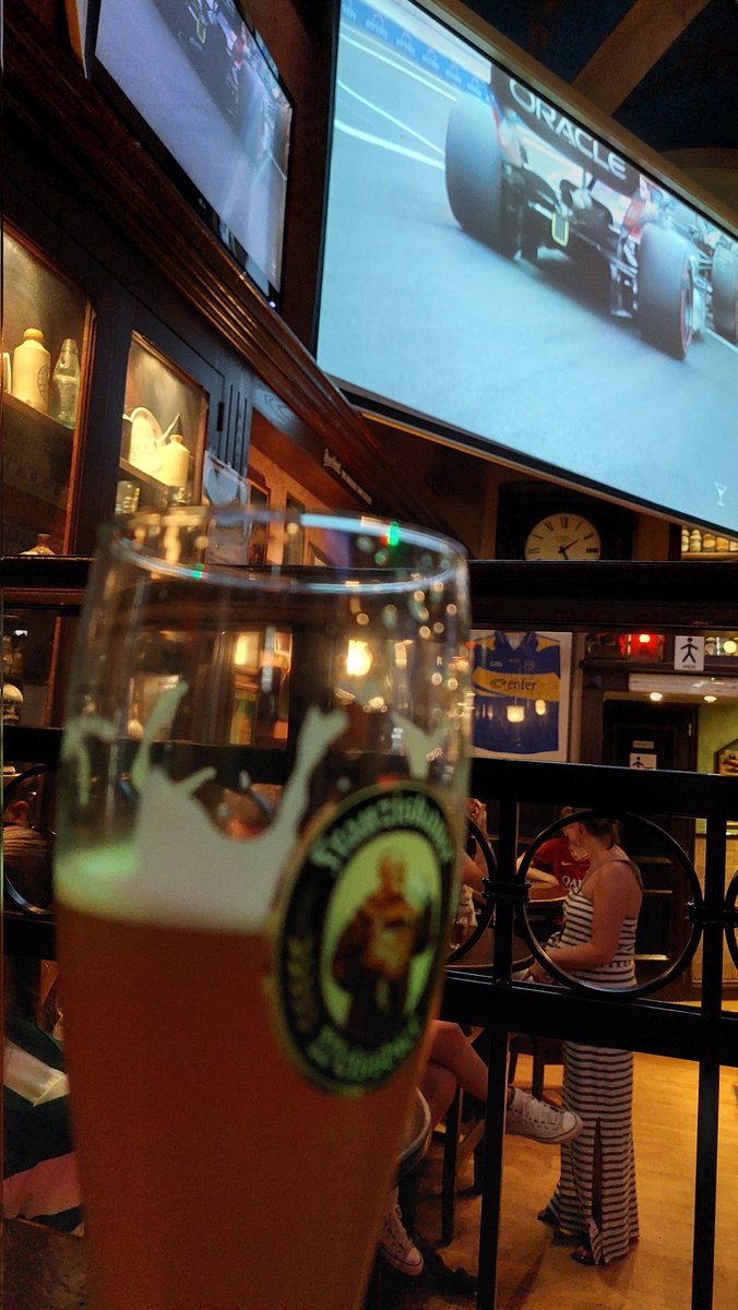BasvdrWeerden's tweet photo. Wat een fantastische race! En extra gaaf om hem in een Irish Pub in Rome te volgen. #HungarianGP #F1 https://t.co/RBvquAFZvL