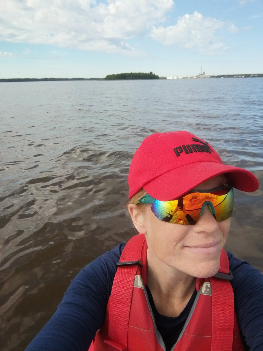 Kävin melomassa. Tää on nyt kolmas kesä, kun harrastelen tätä. Ekana kesänä kävin kurssit, niin teoriassa pitäs päästä takas kajakkiin, jos kaatuu. Ei oo kurssin jälkeen vielä kaatunut. Oma kajakki uupuu, kun ei oo paikkaa, missä säilyttää. Erittäin mukava ajanviete tämäkin. 😊