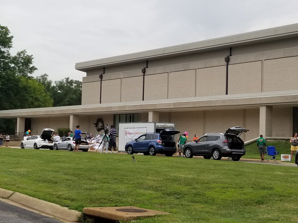 Trunks up! Volunteers are loading up cars and delivering backpacks, coats, and more to dozens of #STL agencies helping kids at the <a href="/NCJWSTL/">NCJWSTL</a> #BackToSchoolStoreStore #BTSS22