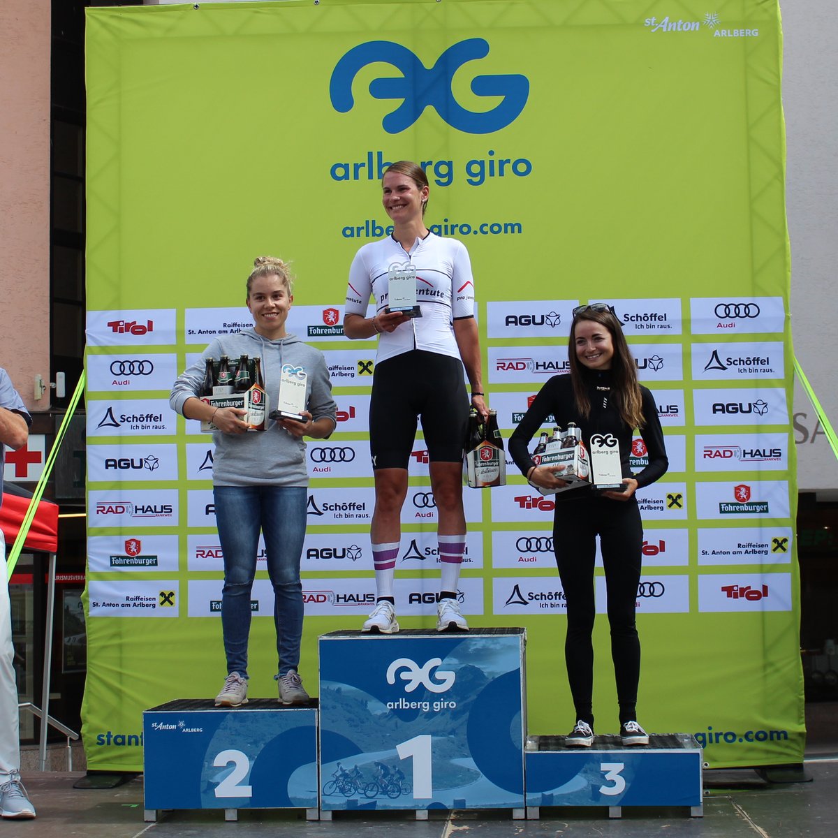 ArlbergGiro's tweet photo. 1.500 ambitionierte RennradfahrerInnen gingen am Sonntag, dem 31. Juli 2022 an den Start des Arlberg Giro in St. Anton am Arlberg. Den Fight um den Sieg konnten die Deutsche Julia Schallau und der Österreicher Stefan Kirchmair beim 150-Kilometer-Rennen für sich entscheiden. https://t.co/tgyKpsgS3M