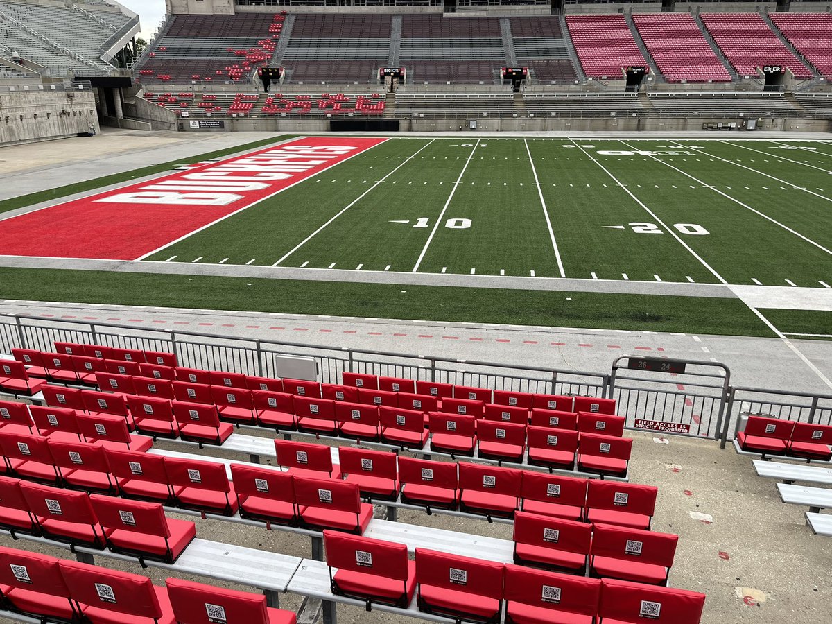 CoachRios151's tweet photo. Cougars are putting in some work today! Season ticket holders should like the new seat backs!! Go Bucks!! #CougarCulture #OneWayOneTeam #BeElite O-H!! https://t.co/PjhE8TxoH9