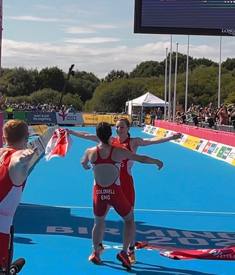 England are the #CommonwealthGames2022 #Triathlon Mixed Relay Champions! <a href="/georgiatb/">Georgia Taylor-Brown</a> brings it home and celebrates with <a href="/Lixsanyee/">Alex yee</a> <a href="/sophiecoldwell/">Sophie Coldwell</a> and <a href="/SamDickoTri/">Sam Dickinson</a> as Wales power home to silver and Australia the bronze!