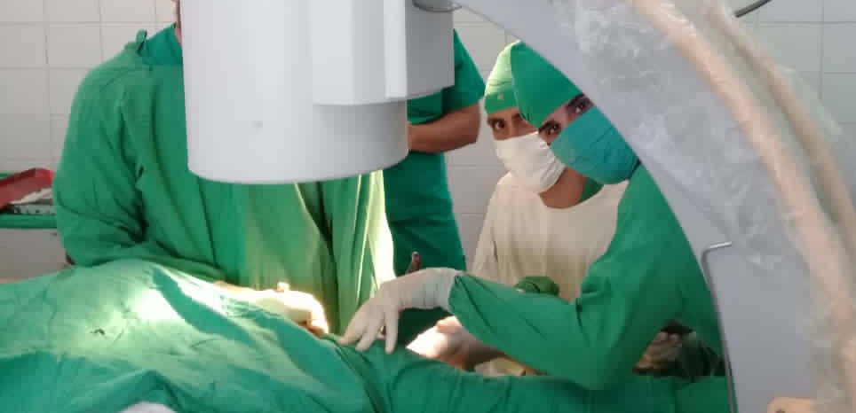 LidiceCorzo's tweet photo. 🇨🇺🇨🇺🇨🇺🇨🇺🇨🇺🇨🇺 
 La jóven generación de #ortopédicos de nuestro Hospital, evidencia una vez más que #SomosContinuidad, con su excelente preparación, en dos intervenciones de  fractura de cadera, dispuestos ante el llamado, #unidadycompromiso 
#PoniéndoleCorazón♥️ https://t.co/pfES5Ykrnj