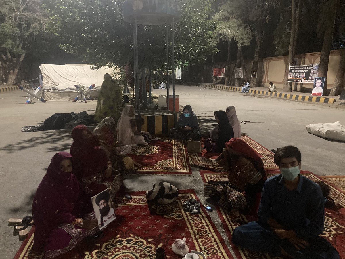 SammiBaluch's tweet photo. آج کا دن بھی اس امید سے گزر گیا کہ کوئی آئیگا ہماری  بے خواب آنکھوں  اور شکن زدہ چہروں کا سبب پوچھے گا ۔۔!

گورنر ہاؤس کے سامنے گمشدہ افراد کے لواحقین کا گیارواں دن بھی ہم نے گھسیٹ کر  گزار دیا لیکن سڑکوں پر بیٹھے  بلوچ ماؤں اور بہنوں کا حال پوچھنے کوئی نہیں آیا نہ اپنے نہ غیر https://t.co/vBRIgBK0uf
