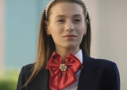 salxluv's tweet photo. not leyla dressed exactly as melisa and has the glitter jewel in her eye. bye she over here trying to impress kanat when he in love with her bestie. 😭😭 https://t.co/dhIa0sz6Zo