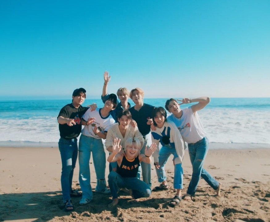 HalleyScoius's tweet photo. HAPPY STAY DAY!!! THANK YOU SO MUCH #StrayKids for the amazing and fresh song as a gift for us. We truly appreciate your love towards your fandom💖and we will always be your side💖I love you so much💖

Ps. This my first bday as a STAY💖 https://t.co/WinNEpYebj