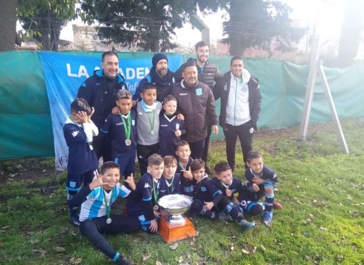 LeandroAdonio's tweet photo. El baby fútbol de #Racing, comandado por @MonchiMedinaRC y con el apoyo de @PasoaPasoRC, se consagró campeón en Mar del Plata 💙🎓👏 https://t.co/7FZ7DCvlnA