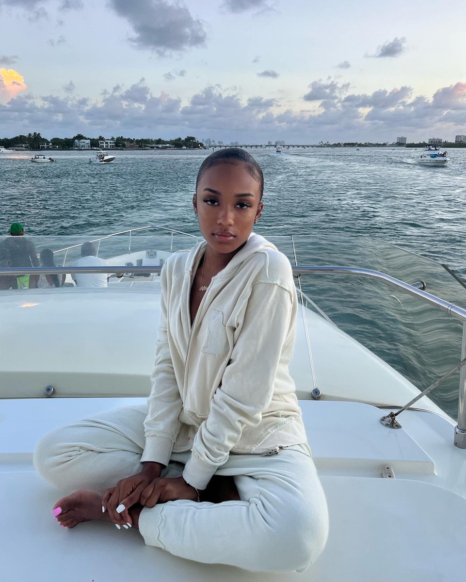 Hailerosec's tweet image. Saturdays💕