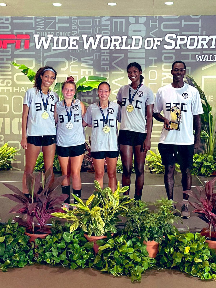 JRobin123's tweet photo. When a couple of @ECNLgirls decide to play in the ESPN 3v3 Tournament the results are inevitable. 8 years removed, same results. @AnaiyahRobinson #tallgirlmagic #power5prospects #WNYFlash #ChallengeSC https://t.co/0pp1lQT4jO