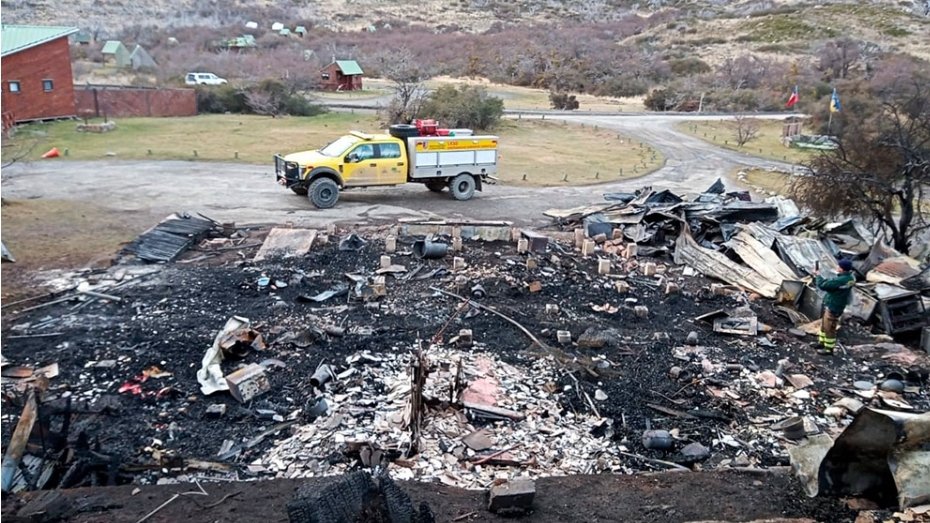 #Magallanes #Torresdelpaine Incendio destruyó instalaciones en el camping Pehoe en Torres del Paine, pasada la medianoche, se informó a la Administración del Parque Nacional Torres del Paine sobre un incendio que afectaba las dependencias del camping Pehoe.
Info:El Magallanico