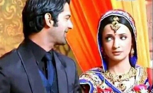 arnvjpg's tweet photo. pick the saddest ipkknd scenes, you’ll always find barun &amp; sanaya clowning offscreen 😭 https://t.co/XIbCxPoNIa