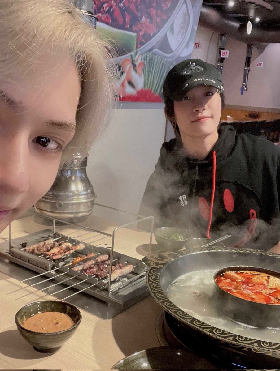 TenleeTiny's tweet photo. Jun and yangyang           meanwhile ten:
Eating hotpot https://t.co/34MMCdCQWw