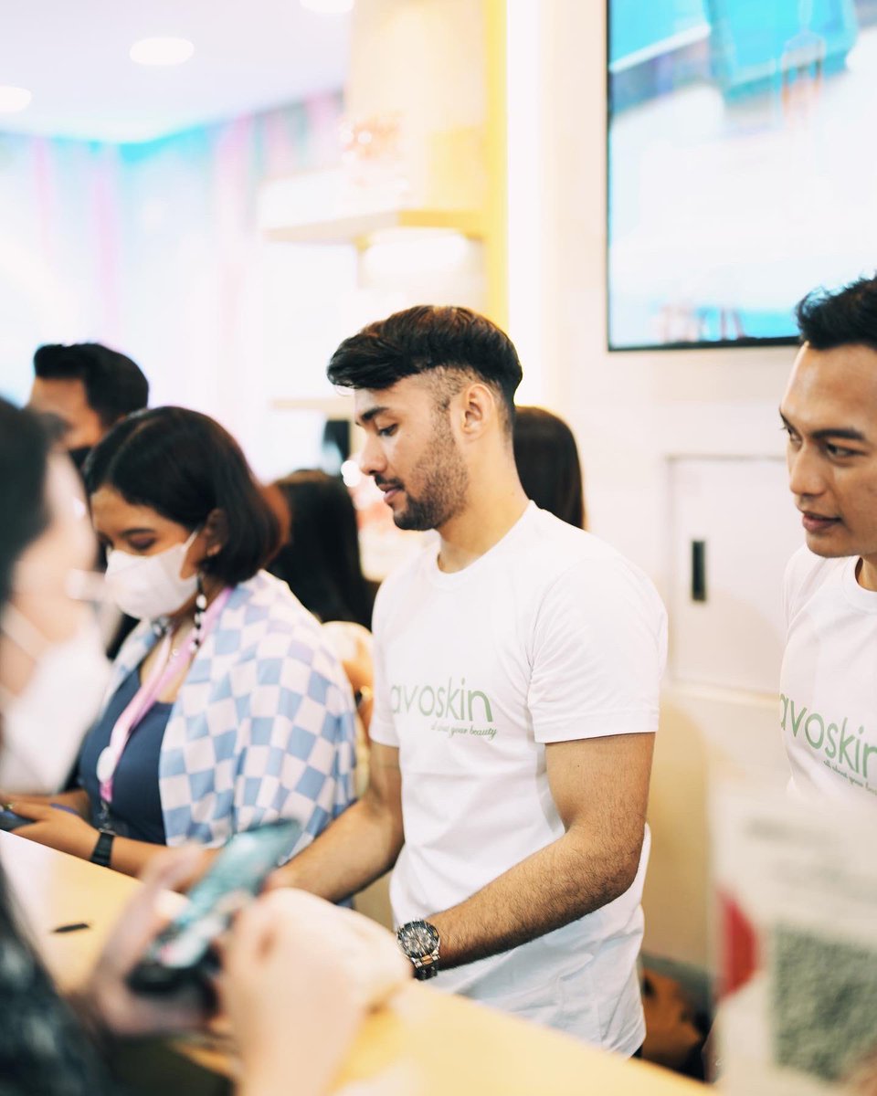 refalhady's tweet photo. siapa yang ketinggalan dikasirin tadi? thank you yg udah dateng maaf ga bisa foto semua yah✌🏻 see you next event @avoskinbeauty octre https://t.co/IroCPmc11j