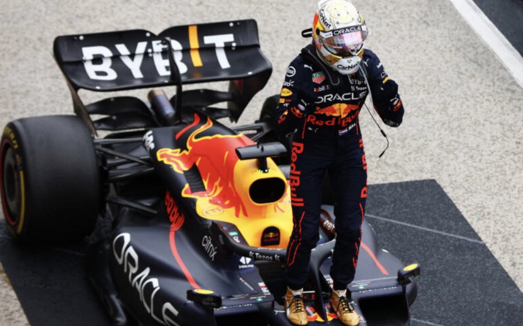 Gece rüyamda Max ve Horner’ı gördüm. Max kamyon kullanıyordu ve ikisinin de yüzü gülüyordu. Uyandığımda “kamyon kullansam bile bunları geçerim” mi demek istedi acaba dedim 😂 Onun gibi bişey demiş hakkatten 🏅

#HungarianGP 
#MaxVerstappen