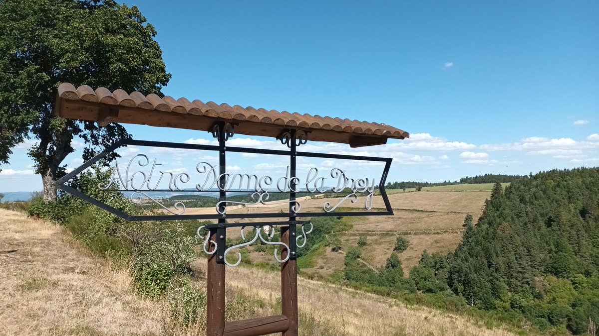 R_Hugon_43's tweet photo. Notre Dame de La Drey qui veille sur les Pinolais et les forêts de #Margeride.

Entretenue au quotidien par mon Papa soucieux des valeurs.

#Pinols #Auvergne #MyAuvergne https://t.co/ogPMi6kEHX