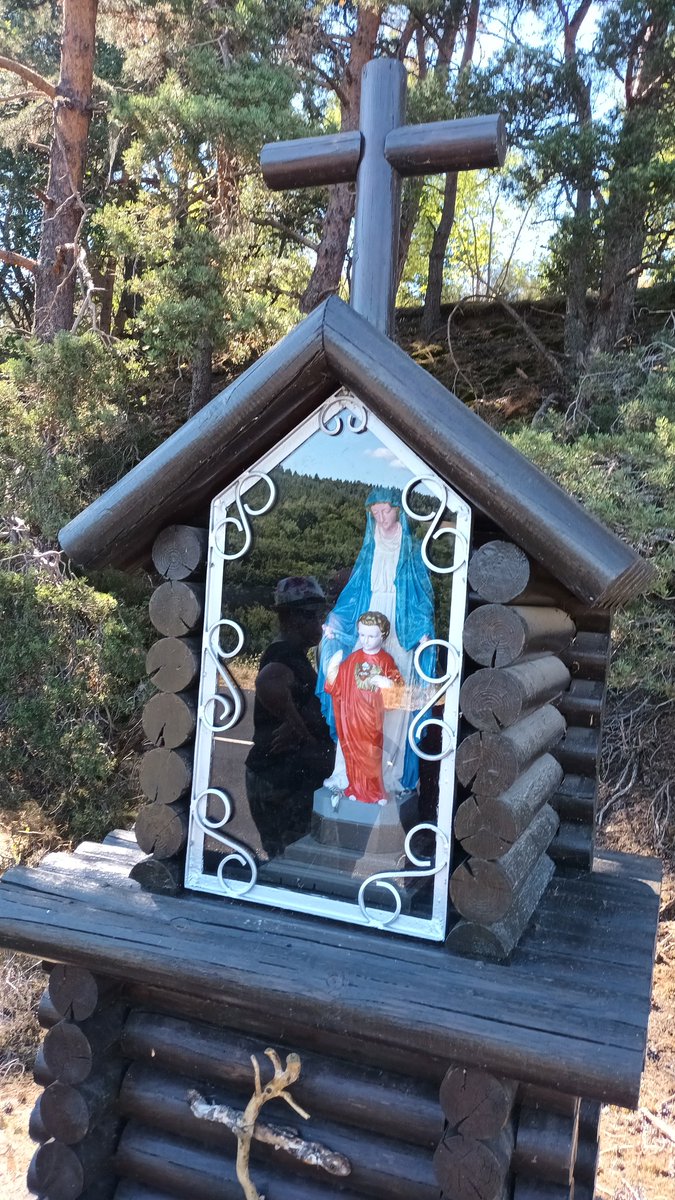 R_Hugon_43's tweet photo. Notre Dame de La Drey qui veille sur les Pinolais et les forêts de #Margeride.

Entretenue au quotidien par mon Papa soucieux des valeurs.

#Pinols #Auvergne #MyAuvergne https://t.co/ogPMi6kEHX