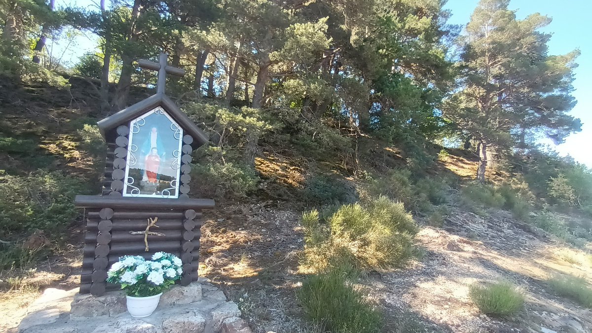 R_Hugon_43's tweet photo. Notre Dame de La Drey qui veille sur les Pinolais et les forêts de #Margeride.

Entretenue au quotidien par mon Papa soucieux des valeurs.

#Pinols #Auvergne #MyAuvergne https://t.co/ogPMi6kEHX