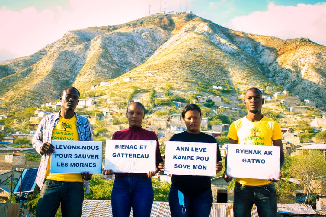 AcleddHaiti's tweet photo. Depuis la ville de Gonaïves, un groupe de jeunes ambitionnent de rendre verdoyants les mornes Biénac et Gatereau. Deux mornes très connus de la ville des Gonaïves qui sont actuellement dénudés 1/2 https://t.co/Ro2mE1Iufv